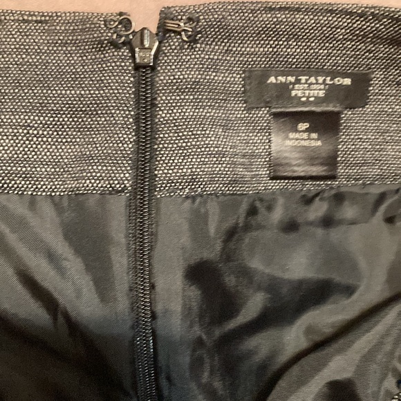 Static pencil skirt - Picture 3 of 3